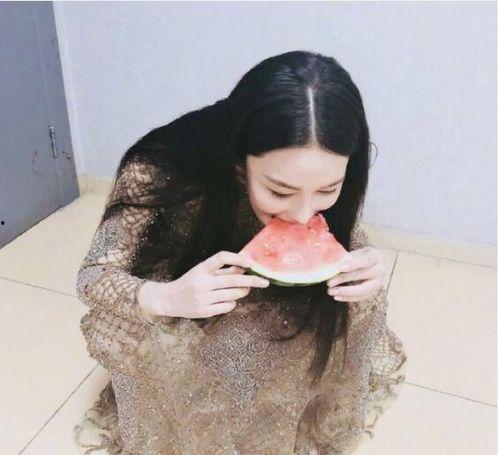 吃瓜服装网红是谁啊图片,揭秘网红“吃瓜服装”背后的时尚传奇